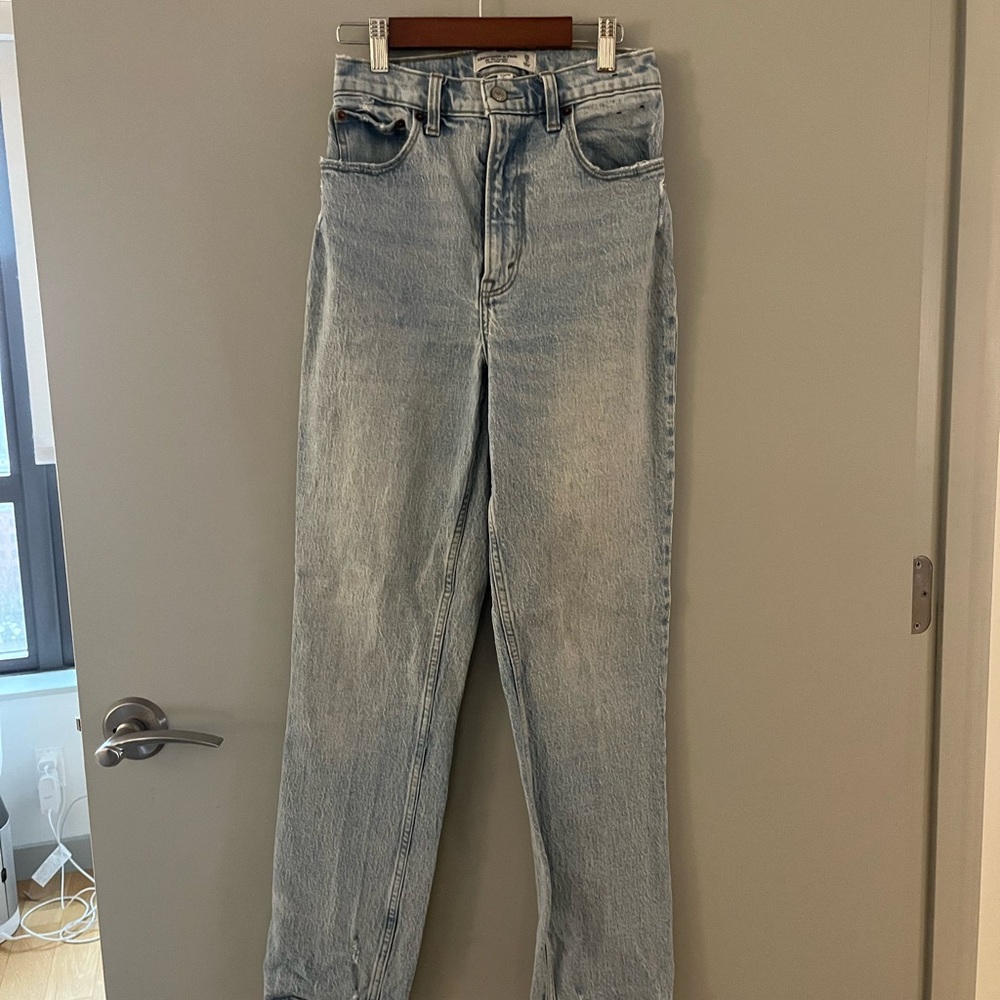 Abercrombie & Fitch The 90’s Straight Ultra High Rise Jeans - Light Blue